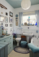 Bathroom with blue-grey accessories and picture gallery
