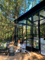 Glashaus mit Terrasse im Wald