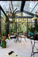 Offener Wohnraum mit Essbereich im Glashaus