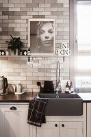 Küchenzeile mit dunkelgrauem Spülbecken und Metrofliesen