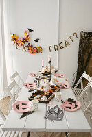 Gedeckter Tisch und Wanddeko zu Halloween