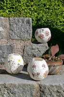 DIY-Blütenlampions auf Steinstufen im Freien