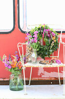 Bunte Blumensträuße mit Löwemäulchen und Levkojen und Eichenlaubkranz
