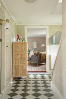 Diele mit kariertem Holzboden und Blick ins Wohnzimmer