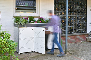 DIY-Box für die Mülltonnen, oben mit Bepflanzung