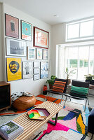 Wohnzimmer mit buntem Teppich und Bilderwand