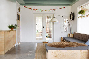 Maßgefertigtes Sofa im Wohnraum mit Betonboden