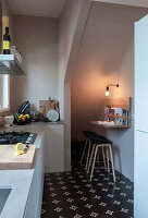 Small kitchen with patterned floor and small breakfast bar in an alcove