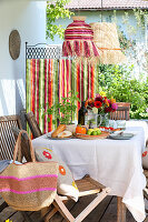 Set garden table with DIY raffia lampshades