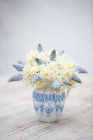 Small spring bouquet with daffodils and grape hyacinths
