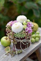 Spätsommerliches Blumenarrangement mit Dahlien (Dahlia), Hortensien (Hydrangea), Sedum, Zieräpfel und Beeren