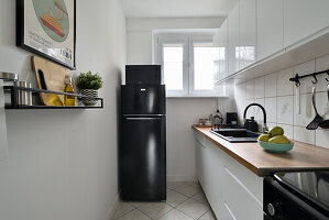 Schmale Küche in einem Zwei-Zimmer-Apartment in Warschau