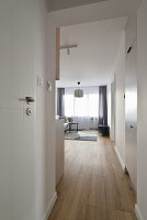 Hell und minimalistisch gestaltete Wohnung mit Holzboden und grauen Vorhängen