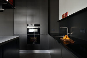 Moderne Küche in dunklem Anthrazit mit integrierten Geräten