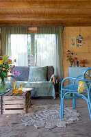 Gemütliches Gartenhaus mit Holzwänden, Vintage-Dekor und floralen Akzenten