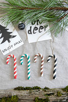 DIY candy cane pendant in Christmas design