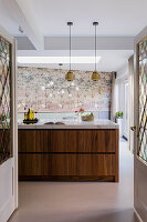 Moderne Küche mit Kochinsel aus Holz, Arbeitsplatte aus Marmor, goldenen Hängelampen und Kranich-Tapete