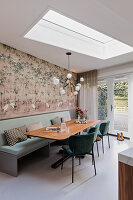 Essbereich mit Kranich-Tapete, Bank, modernen Samtstühlen und Oberlicht, Gartenblick
