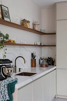 Moderne Küche mit Marmorarbeitsplatte und offenen Holzregalen