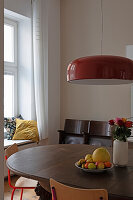 Rustikaler Esstisch mit Obstschale und Blumenstrauß