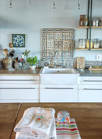 Kitchen unit with Mediterranean-style tiled splashback