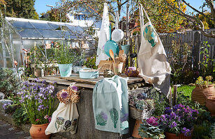 Outdoorküche mit selbstgemachter Schürze, Jutetasche und Geschirrtuch