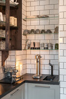 Moderne kleine Küchenzeile mit Metrofliesen und offenen Regalen