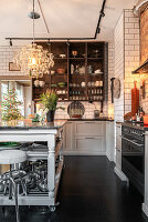 Moderne Landhausküche mit weißen Metrofliesen und Insel auf Rollen