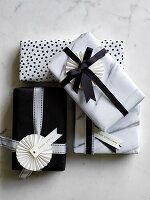 Kleine schwarz-weiße Weihnachtspäckchen für die Tischdekoration