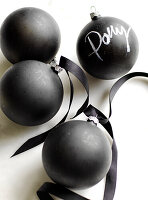 Schwarze Weihnachtskugeln für die Tischdekoration