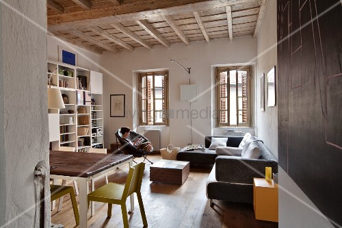 Country Style Interior With Wood Beamed Buy Image 11148646