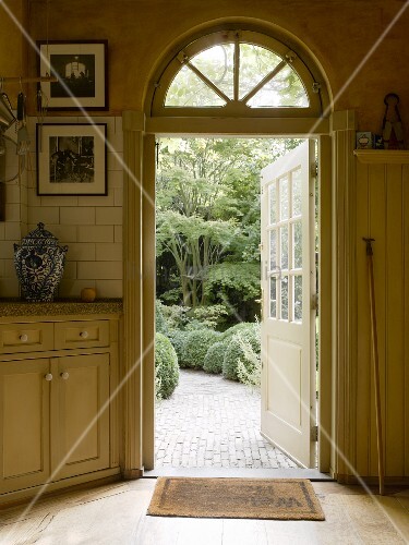 Blick In Den Garten Durch Eine Nach Aussen Geoffnete Verglaste