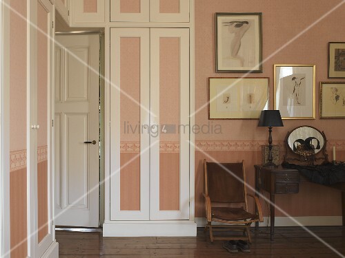 Interior Door Surrounded By Fitted Buy Image 11161114