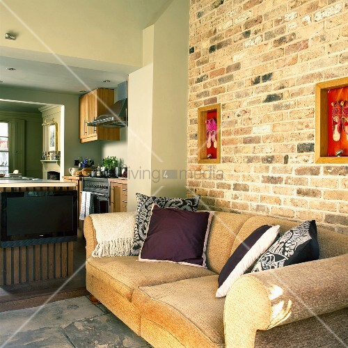 Zimmerflucht in einem Landhaus: Wohnzimmer mit Sofa an einer ... Zimmerflucht in einem Landhaus: Wohnzimmer mit Sofa an einer ...