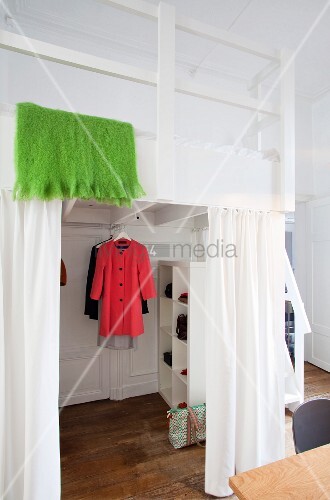Weißes Hochbett in renovierter Altbauwohnung mit begehbarem ... Hochbett mit begehbarem kleiderschrank
Hochbett mit begehbarem kleiderschrank
Weißes Hochbett in renovierter Altbauwohnung mit begehbarem ...
