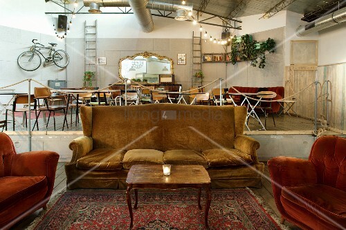 Samtbezogene Couch und Sessel in großem ... – Bild kaufen – 11265386 ... Samtbezogene Couch und Sessel in großem ... – Bild kaufen – 11265386 ...