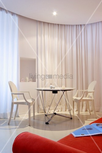 Weisse Ghost Stuhle An Tisch Vor Weissem Bild Kaufen 11355170