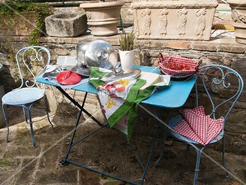 Pastellblauer Terrassentisch mit – Bild kaufen – 11368722 living4media