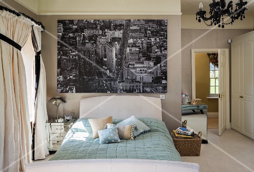 Schlafzimmer im klassischen Stil mit großer Schwarz-Weiß-Fotografie ... Schlafzimmer im klassischen Stil mit großer Schwarz-Weiß-Fotografie ...