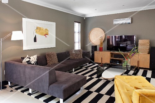 Moderne Polstercouch übereck und gelbe Tagesliege auf schwarz ... Moderne Polstercouch übereck und gelbe Tagesliege auf schwarz ...