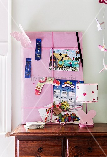 Rosa Pinnwand mit Zeichnung, Kalender … – Bild kaufen – 11425786