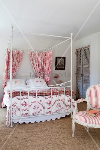Four Poster Bed Decorated With Red And White Fabrics Bild Kaufen