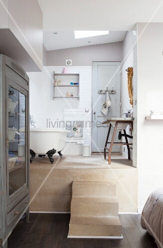 Blick von Schlafzimmer in offenes Bad auf Podest mit Treppenstufen ... Blick von Schlafzimmer in offenes Bad auf Podest mit Treppenstufen ...