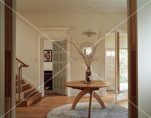 Runder Holztisch mit Viertelkreisrahmen als Tischbeinen auf rundem ... Runder Holztisch mit Viertelkreisrahmen als Tischbeinen auf rundem ...