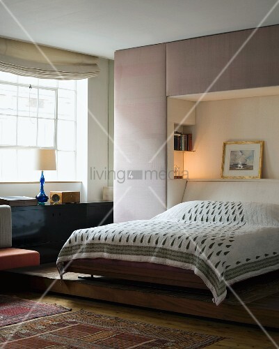 Schlafzimmer mit Bett auf Podest – Bild kaufen – living4media Schlafzimmer mit Bett auf Podest – Bild kaufen – living4media