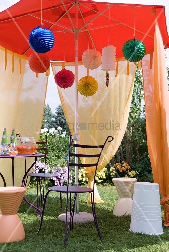 Bistrotisch mit Metallstühlen und bunte – Bild kaufen – 11069840