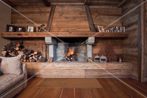 Offener Kamin an holzverkleideter Wand … – Bild kaufen – 11073140