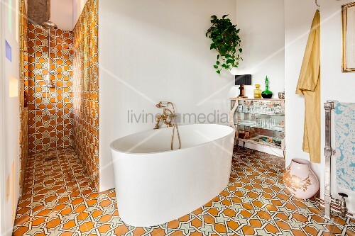 Moderne, freistehende Badewanne in eklektischem Bad mit Duschbereich ... Moderne, freistehende Badewanne in eklektischem Bad mit Duschbereich ...