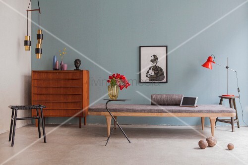 Hellblaue Wand - The House Silhouette