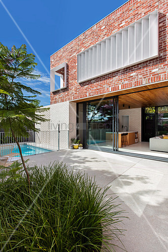 Modernes Backsteinhaus mit Fensterfront … – Bild kaufen – 12623570